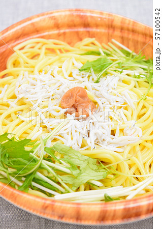 梅とシラスのパスタ 57100542