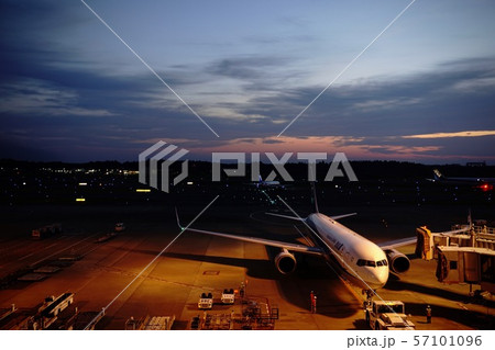 写真素材: 夕烧けの成田空港と飞行机