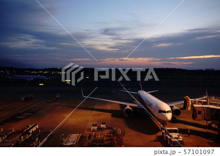 写真素材: 夕烧けの成田空港と飞行机