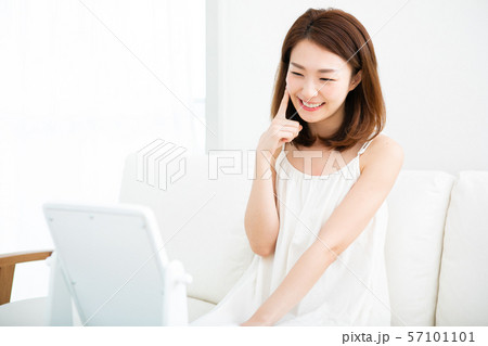 若い女性のスキンケアイメージ 若い女性のスキンケアイメージ 57101101