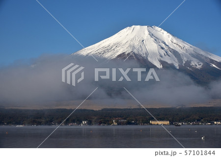 富士山、早朝、山中湖 57101844