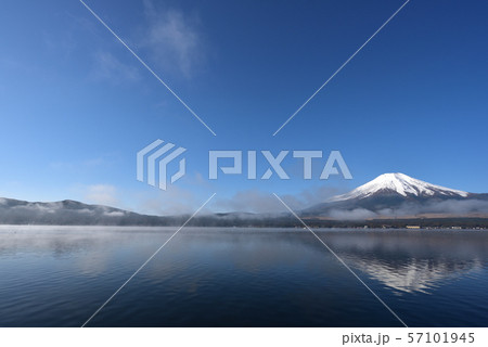 富士山、早朝、山中湖 57101945
