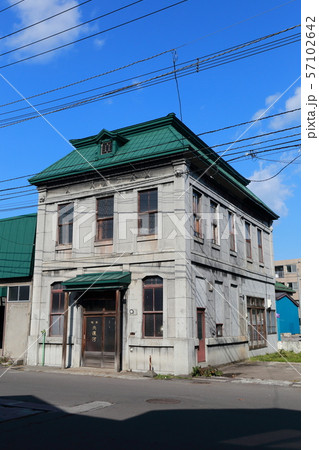 北海道 小樽 マンサード屋根の古い洋館の写真素材 57102642 Pixta