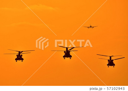 最高に美しい夕焼け　ヘリコプター　Good luck　helicopter　 57102943