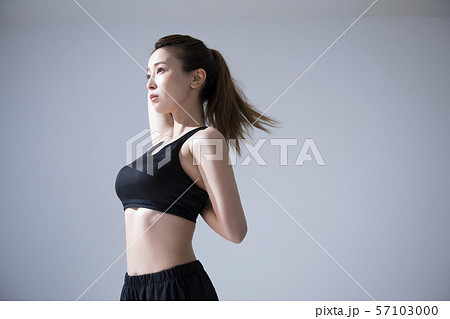 女性　ホットヨガ　運動　汗 57103000