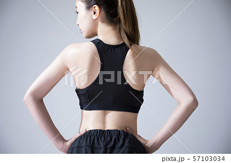女性　運動　スポーツ　スポーツウェア　ヨガウェア 57103034