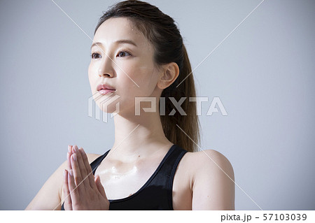女性　ホットヨガ　運動　汗 57103039