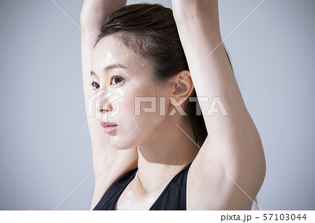 女性　ホットヨガ　運動　汗 57103044