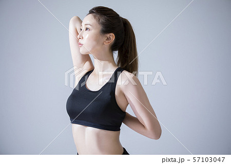 女性 ホットヨガ 運動 汗 女性 ホットヨガ 運動 汗 57103047