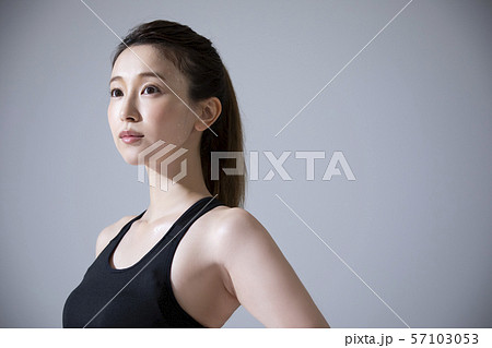 女性 ホットヨガ 運動 汗 アスリート スポーツ 女性 ホットヨガ 運動 汗 アスリート スポーツ 57103053