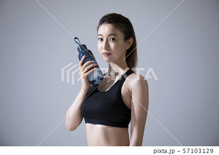 女性 ホットヨガ 運動 汗 スポーツ 女性 ホットヨガ 運動 汗 スポーツ 57103129