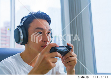 eスポーツのイメージ:コントローラーを片手に若者がゲームのプレイでエキサイティングしているシーン eスポーツのイメージ:コントローラーを片手に若者がゲームのプレイでエキサイティングしているシーン 57103243
