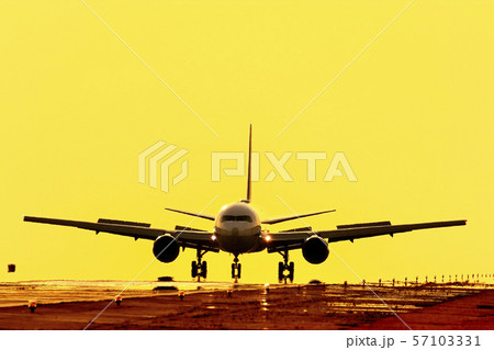 最高に美しい夕焼け飛行機　The most beautiful sunset airplane 57103331