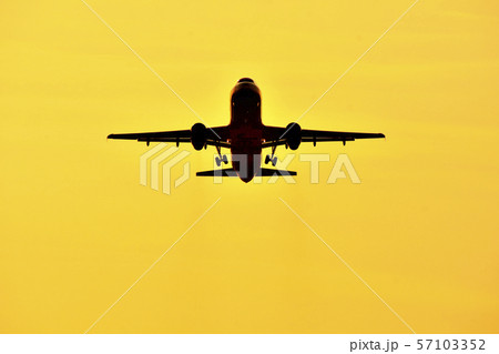 最高に美しい夕焼け飛行機　The most beautiful sunset airplane 57103352