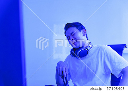 eスポーツのイメージ:コントローラーを片手に若者がゲームのプレイでエキサイティングしているシーン eスポーツのイメージ:コントローラーを片手に若者がゲームのプレイでエキサイティングしているシーン 57103403