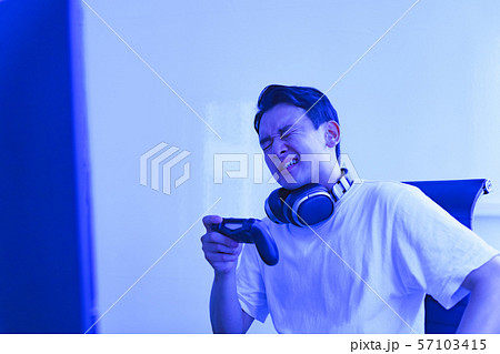 eスポーツのイメージ:コントローラーを片手に若者がゲームのプレイでエキサイティングしているシーン eスポーツのイメージ:コントローラーを片手に若者がゲームのプレイでエキサイティングしているシーン 57103415