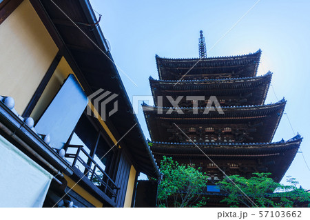[古都・京都のイメージ] 日本の伝統美を感じる京都・祇園にある観光名所　八坂の塔と町家の風景 57103662