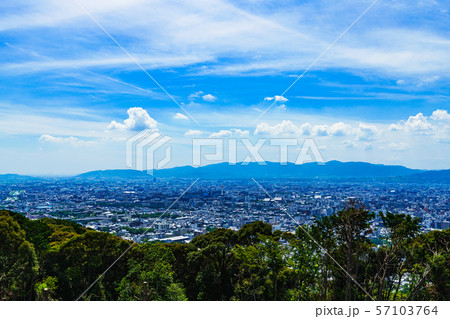 [日本の観光イメージ] 夏の青空の下，京都市街を東山から一望するシーン 57103764
