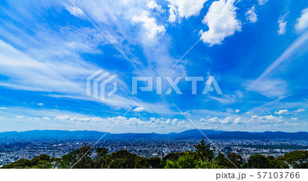 [日本の観光イメージ] 夏の青空の下，京都市街を東山から一望するシーン 57103766