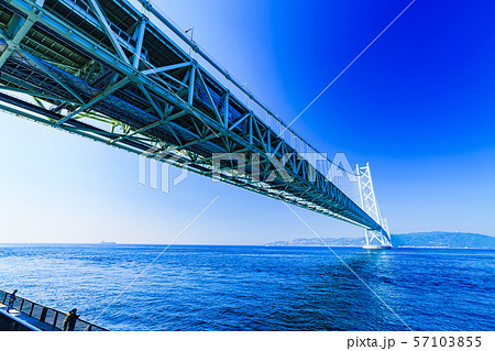 [兵庫県の風景] 明石海峡大橋と淡路島を望む瀬戸内海の岸壁で早朝から家族で釣糸を垂らす釣り人達 57103855