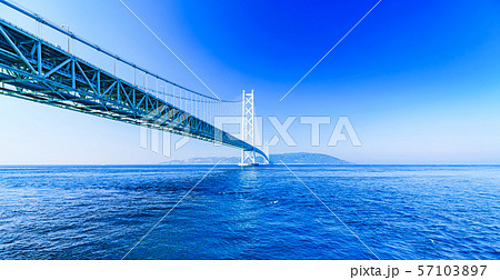 [兵庫県の風景] 快晴の青空をバックに撮影した神戸と淡路を結ぶ明石海峡大橋（別名：パールブリッジ） 57103897