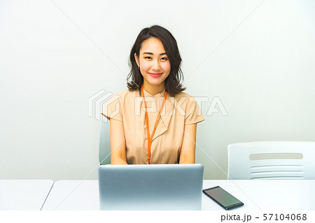 [IT企業イメージ]　開発中のシステムエンジニア，or 議事録をとる派遣スタッフ 57104068