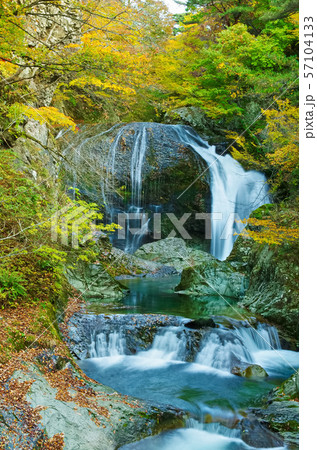 紅葉の関山大滝 57104133