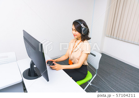 オペレーター業務のイメージ:作業部屋でコントローラを使って遠隔操作を行う女性スタッフのイメージ オペレーター業務のイメージ:作業部屋でコントローラを使って遠隔操作を行う女性スタッフのイメージ 57104211