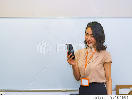 etaxで簡単に電子申告，スマホでキャッシュレス決済，スマホゲームに課金してガチャを回す等のイメージ 57104691