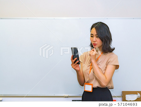 etaxで簡単に電子申告，スマホでキャッシュレス決済，スマホゲームに課金してガチャを回す等のイメージ 57104693