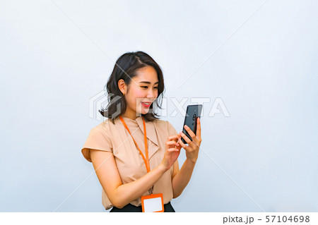 etaxで簡単に電子申告，スマホでキャッシュレス決済，スマホゲームに課金してガチャを回す等のイメージ 57104698