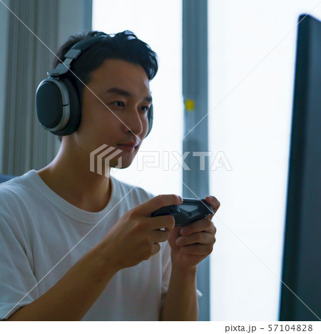 [eスポーツのイメージ] 日々の練習・検討を欠かさないプロゲーマーの日常シーン 57104828