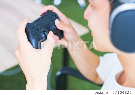 [eスポーツのイメージ] 日々の練習・検討を欠かさないプロゲーマーの日常シーン 57104829