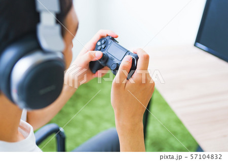 [eスポーツのイメージ] 日々の練習・検討を欠かさないプロゲーマーの日常シーン 57104832