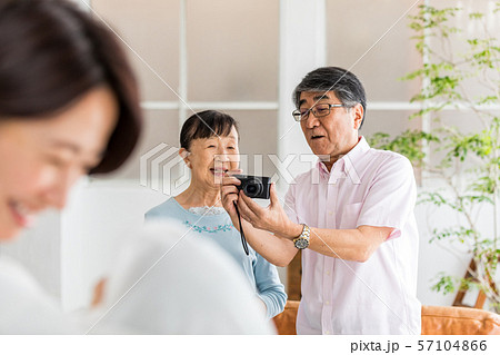 デジカメで孫の写真を撮るシニア夫妻 デジカメで孫の写真を撮るシニア夫妻 57104866