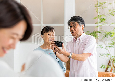 デジカメで孫の写真を撮るシニア夫妻 デジカメで孫の写真を撮るシニア夫妻 57104867