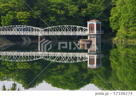 新緑の村山上貯水池の取水塔 多摩湖 新緑の村山上貯水池の取水塔 多摩湖 57106274
