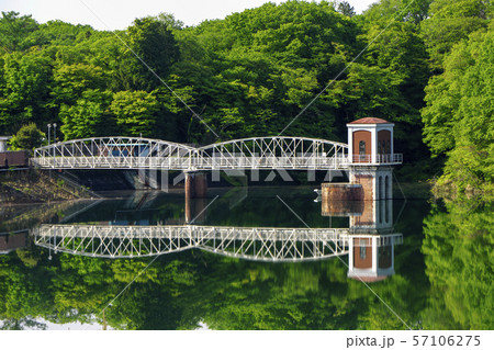 新緑の村山上貯水池の取水塔 多摩湖 新緑の村山上貯水池の取水塔 多摩湖 57106275