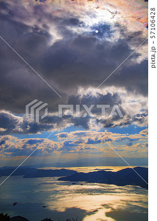 瀬戸内の多島美と彩雲 57106428
