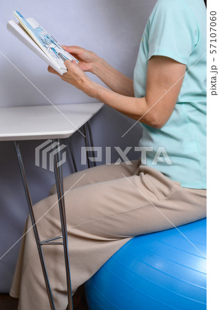 バランスボールで読書 バランスボールで読書 57107060