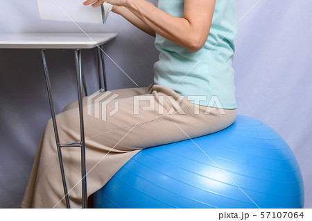 バランスボールで読書 57107064