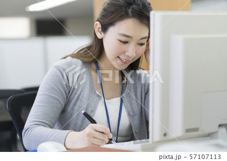女性のビジネスイメージ 女性のビジネスイメージ 57107113