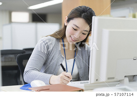 女性のビジネスイメージ 57107114