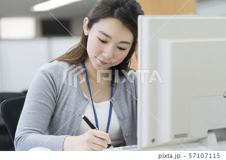 女性のビジネスイメージ 女性のビジネスイメージ 57107115