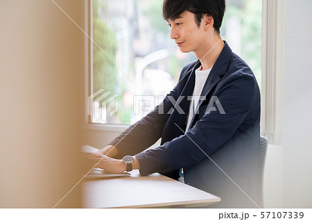 男性ビジネス ノートパソコン 57107339