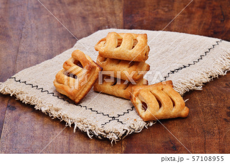 Strudel with appicot jam     57108955