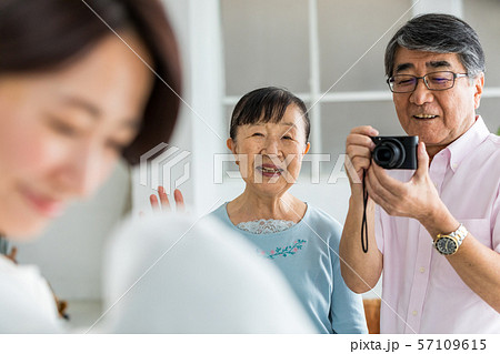 デジカメで孫の写真を撮るシニア夫妻 デジカメで孫の写真を撮るシニア夫妻 57109615