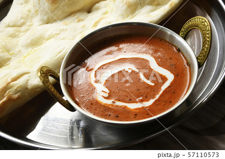 バターチキンカレー　ナン　クリーム　おいしい　辛い　スパイス　インド料理　インドカレー 57110573