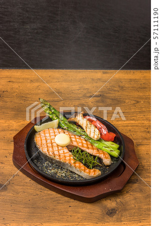 サーモンステーキ Typical delicious grilled salmon steak サーモンステーキ Typical delicious grilled salmon steak 57111190