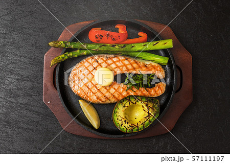 サーモンステーキ Typical delicious grilled salmon steak サーモンステーキ Typical delicious grilled salmon steak 57111197